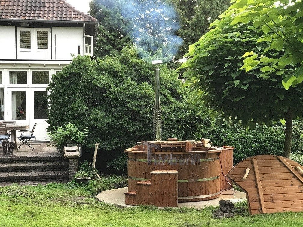 Wooden outdoor spa in thermowood Deluxe Jeroen Ticheler Enschedends The Netherlands2