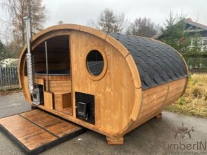 Outdoor oval sauna with an integrated hot tub (26)