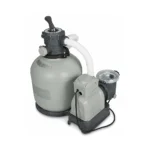Sand filter for hot tubs with a wooden cover box – grey sand-filter vessel with top multiport valve, circulation pump, pressure gauge and hose connections on a white background.